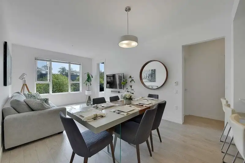 305 550 SEABORNE PLACE - photo 1 of 38