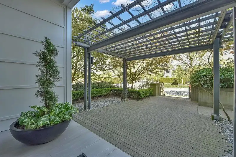 305 550 SEABORNE PLACE - photo 2 of 38