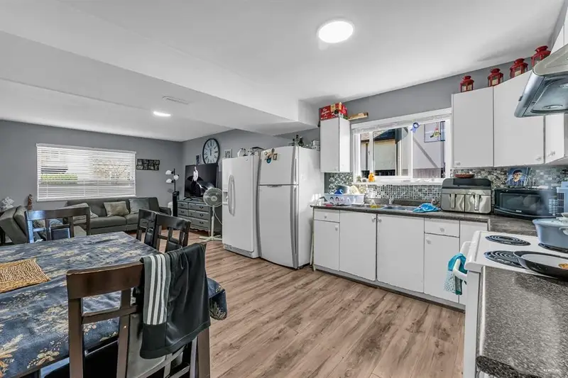 13572 68 AVENUE - photo 2 of 25