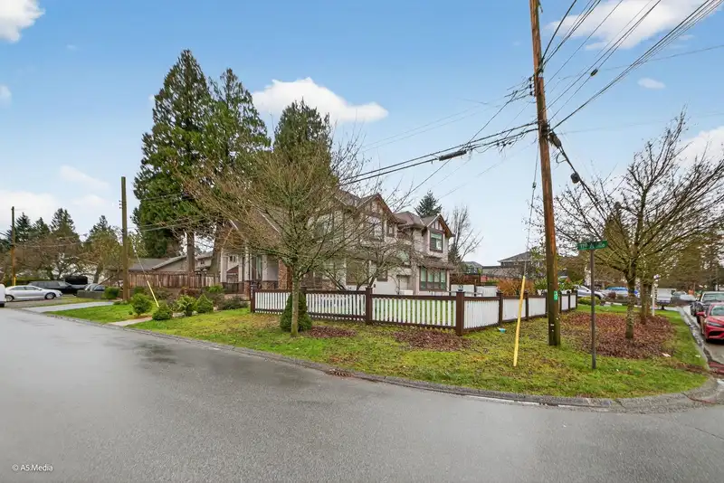 9543 119A STREET - photo 4 of 40