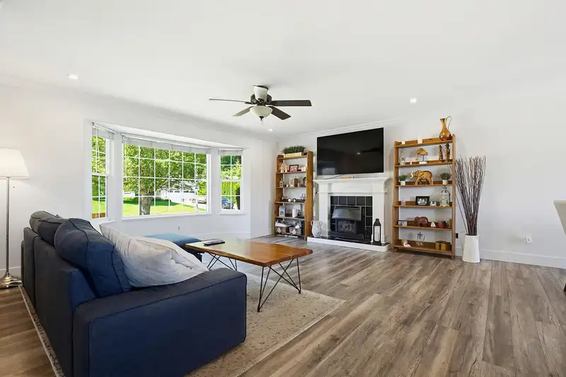 34246 JASPER AVENUE - photo 4 of 40