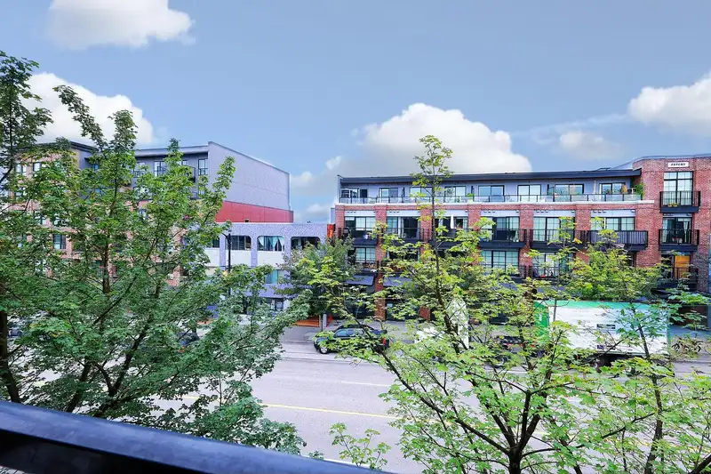 322 2150 E HASTINGS STREET - photo 2 of 17