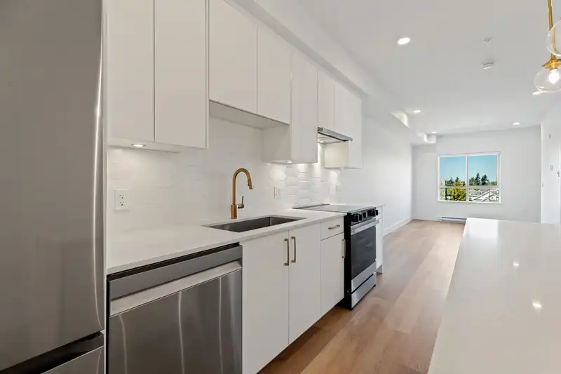 304 20286 72B AVENUE - photo 2 of 18