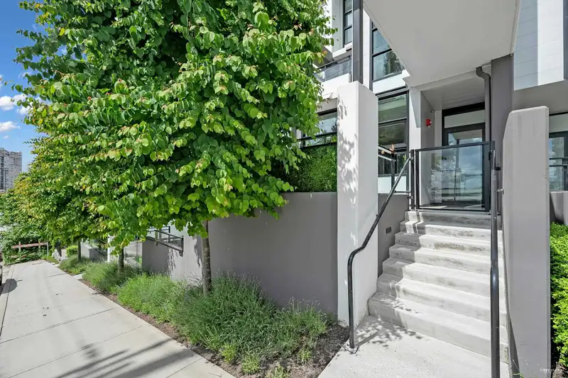1017 QUEBEC STREET - photo 2 of 35