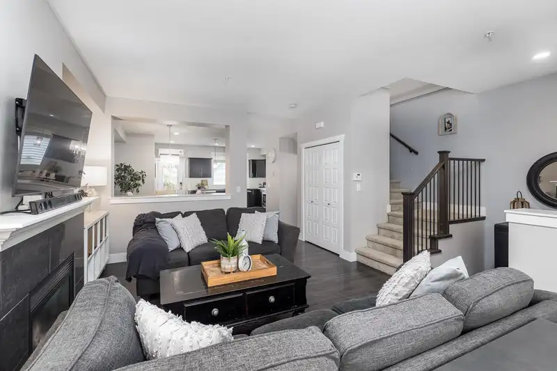 21031 79A AVENUE - photo 4 of 35