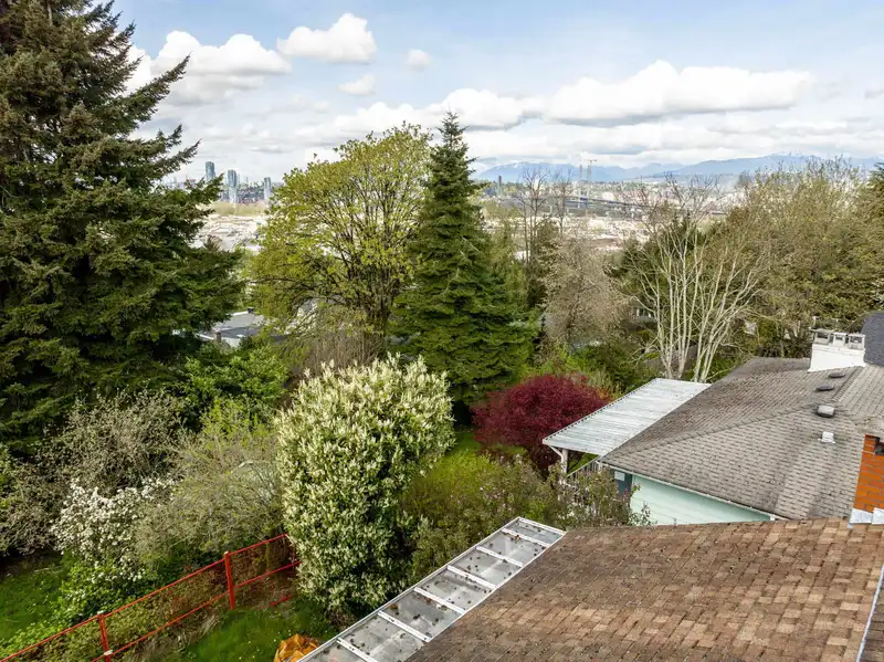 10259 124A STREET - photo 4 of 15
