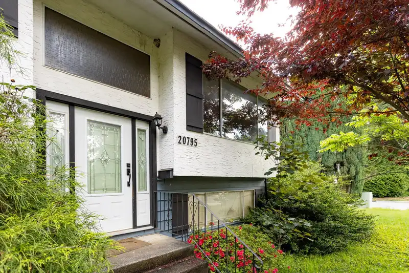 20795 117 AVENUE - photo 2 of 9