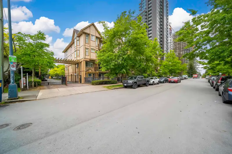 202 10289 133 STREET - photo 2 of 18