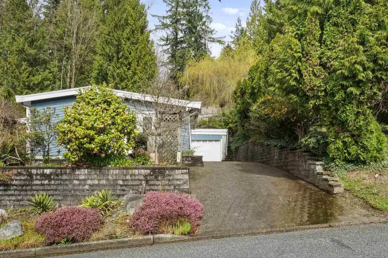 129 ROE DRIVE - photo 1 of 28