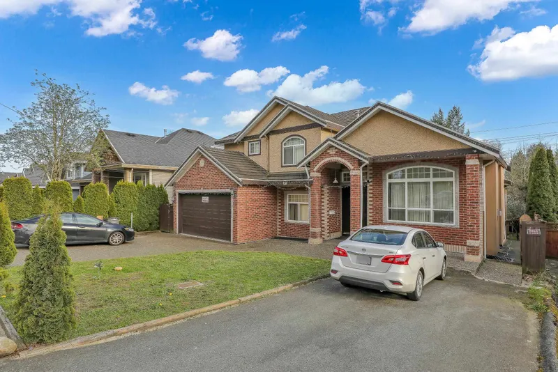 14078 68 AVENUE - photo 3 of 25