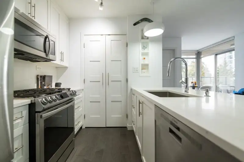 406 989 BEATTY STREET - photo 2 of 30