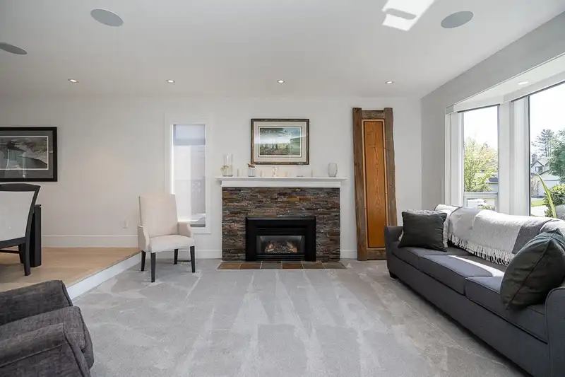 15657 93 AVENUE - photo 3 of 33