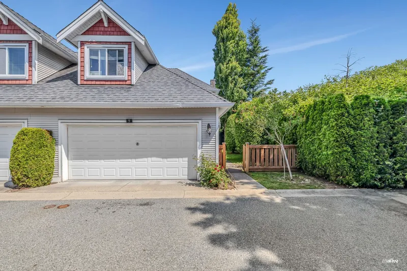 9 19977 71 AVENUE - photo 2 of 25