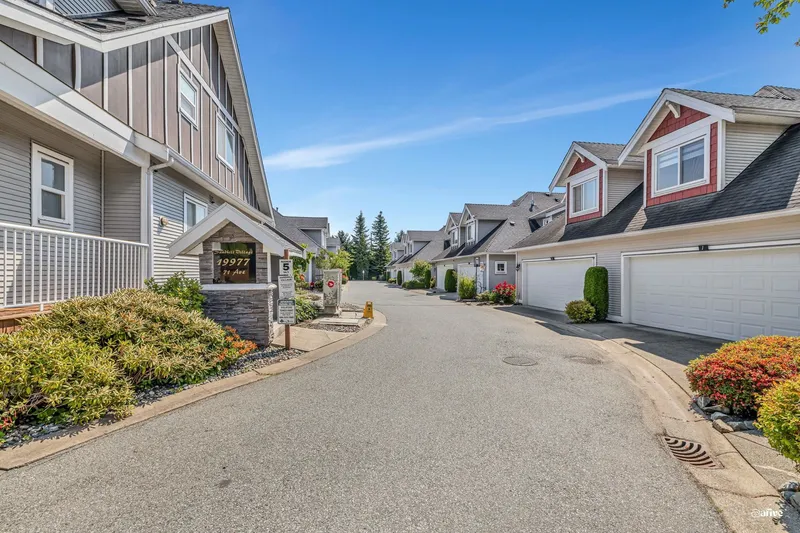 9 19977 71 AVENUE - photo 3 of 25