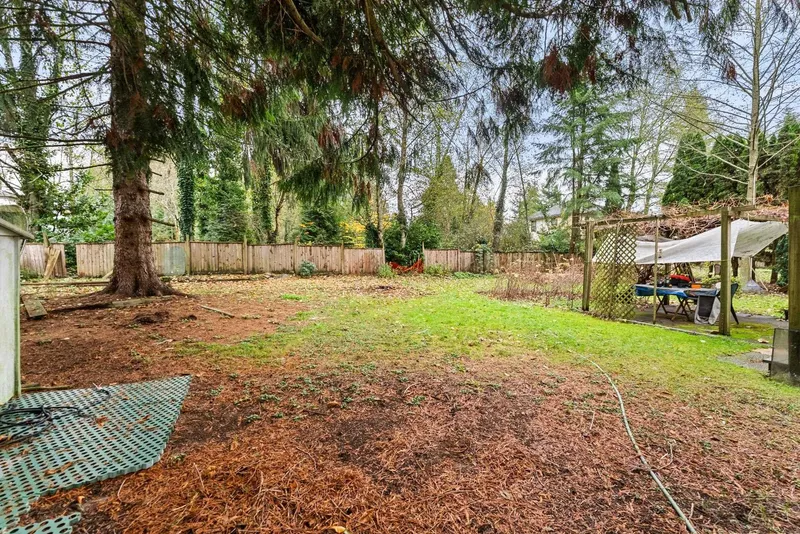 7048 140A STREET - photo 4 of 21