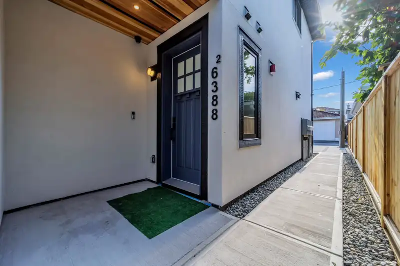 2 6388 ARGYLE STREET - photo 2 of 19