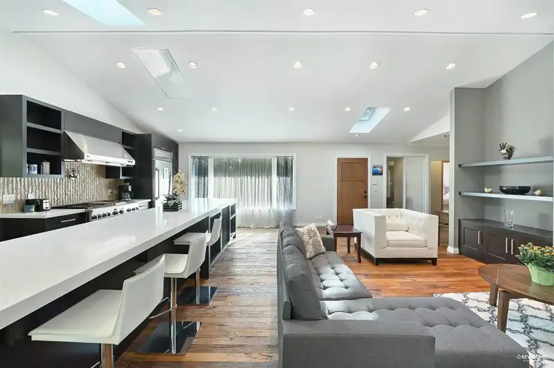 13671 16 AVENUE - photo 4 of 6