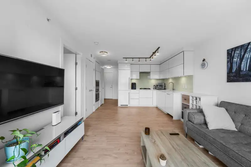 210 238 W BROADWAY - photo 2 of 17