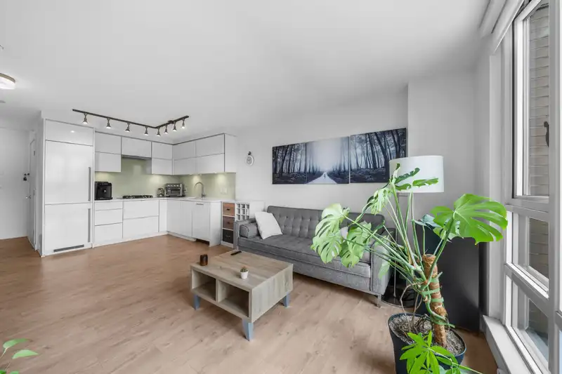 210 238 W BROADWAY - photo 4 of 17