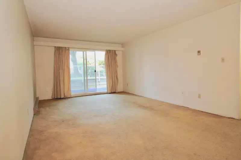 109 550 ROYAL AVENUE - photo 2 of 20