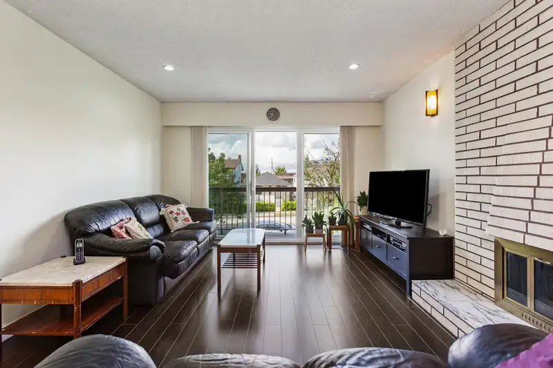 3409 WELLINGTON AVENUE - photo 3 of 33