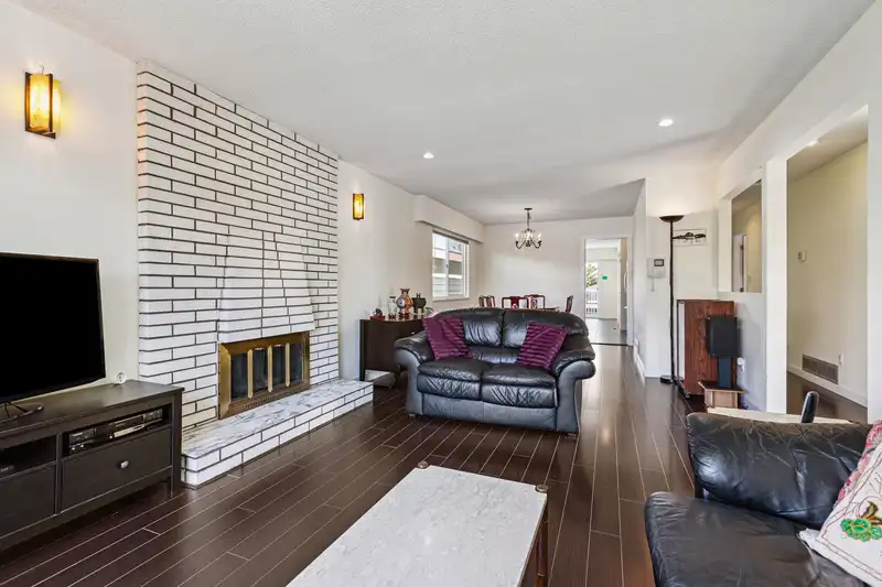 3409 WELLINGTON AVENUE - photo 4 of 33