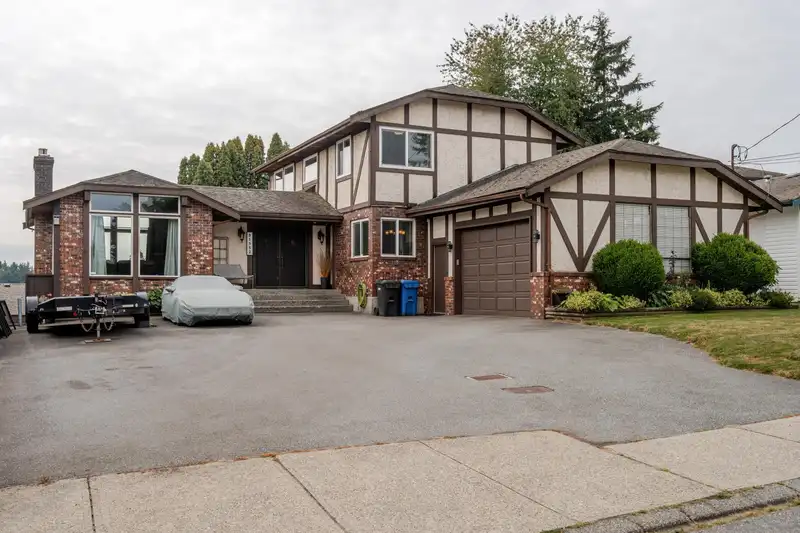 31552 SUNNYSIDE CRESCENT - photo 1 of 40