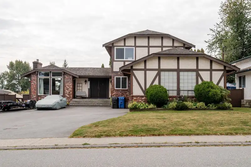 31552 SUNNYSIDE CRESCENT - photo 2 of 40