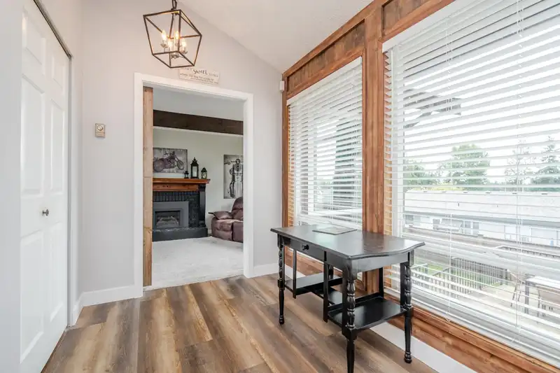 31552 SUNNYSIDE CRESCENT - photo 4 of 40