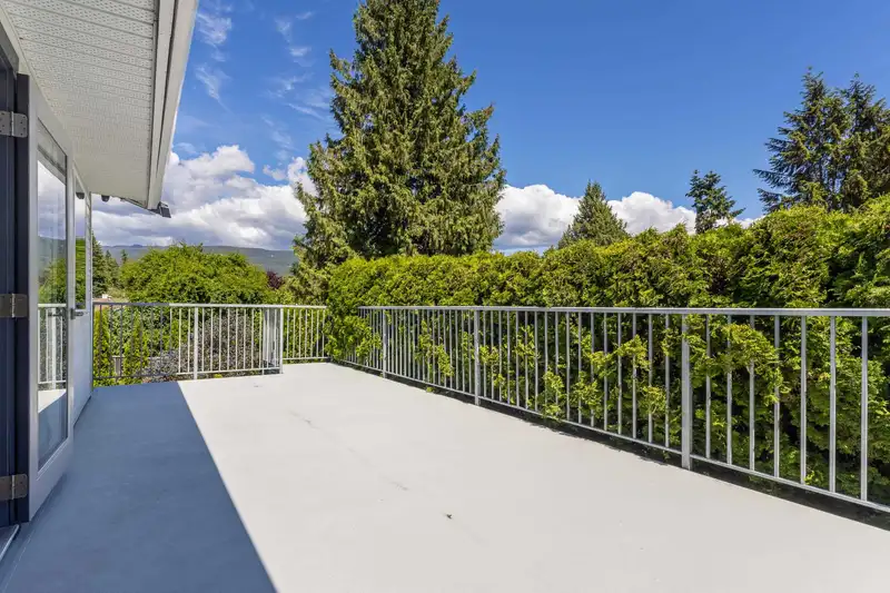 5714 TRAIL AVENUE - photo 4 of 40