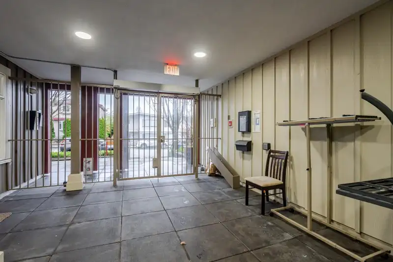 304 4272 ALBERT STREET - photo 4 of 40