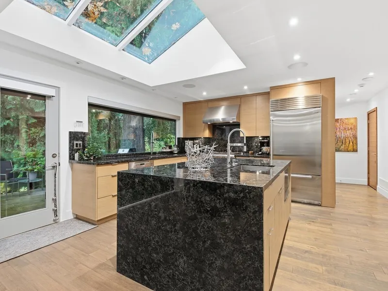 1381 CHINE CRESCENT - photo 4 of 23