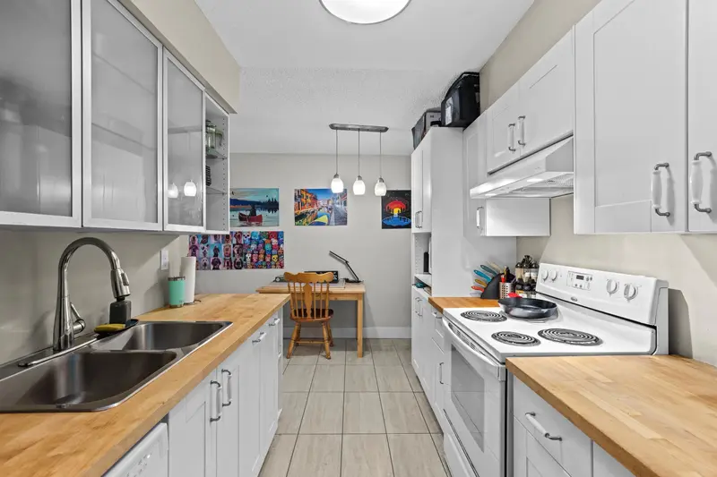 112 9847 MANCHESTER DRIVE - photo 1 of 25