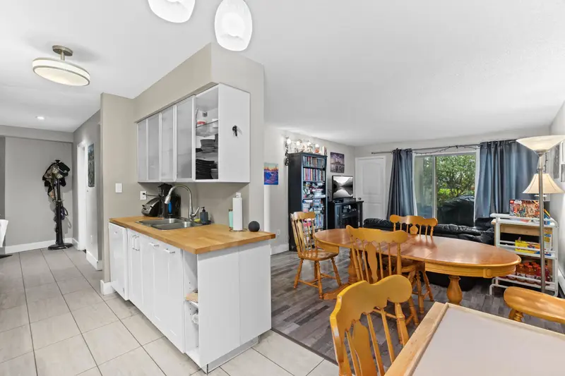 112 9847 MANCHESTER DRIVE - photo 2 of 25