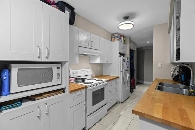 112 9847 MANCHESTER DRIVE - photo 4 of 25