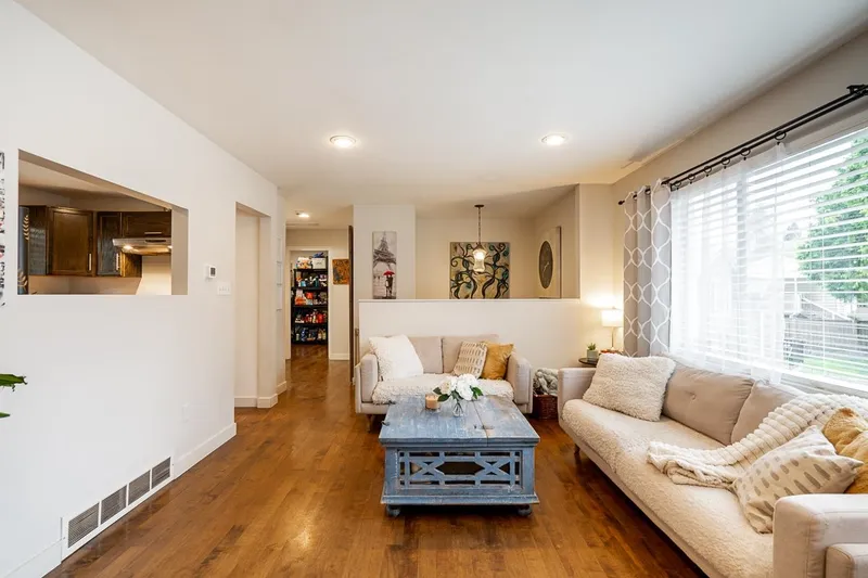 14366 101 AVENUE - photo 4 of 25