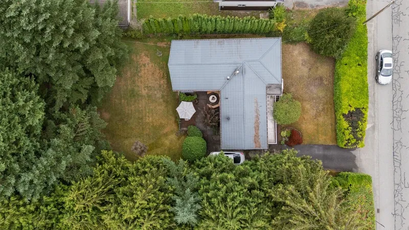 674 BLUE MOUNTAIN STREET - photo 2 of 25