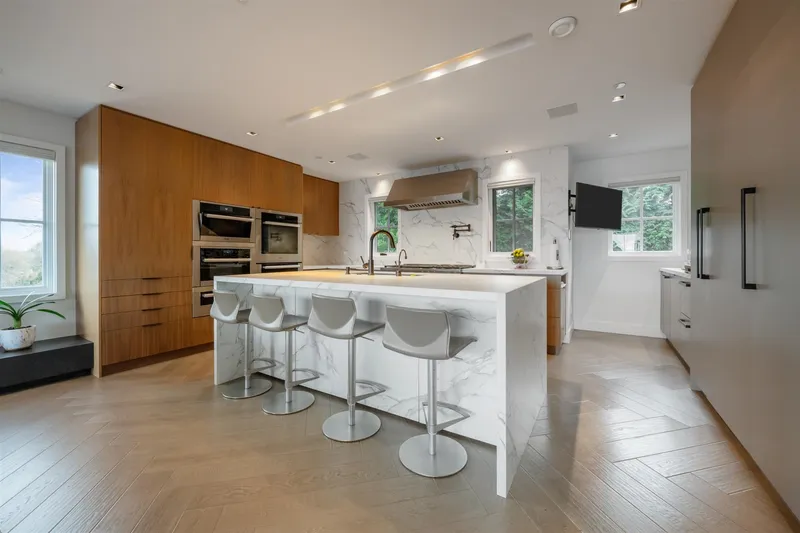 4546 LANGARA AVENUE - photo 4 of 25