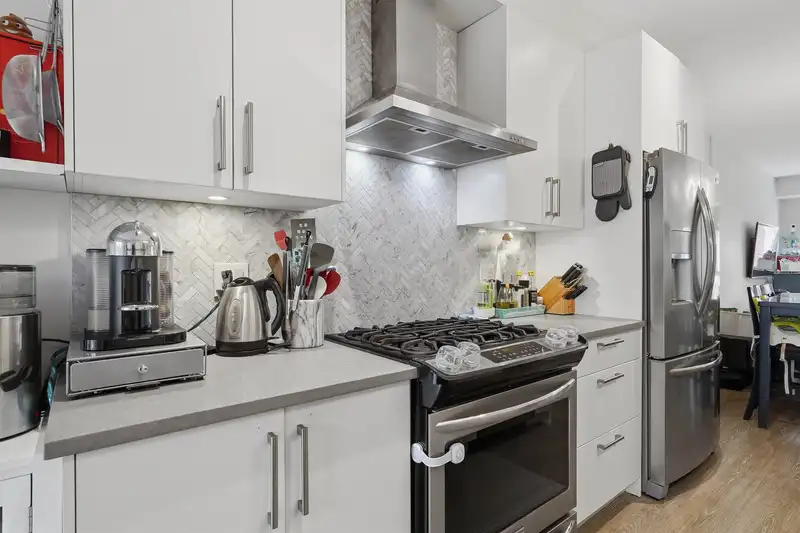 23 843 EWEN AVENUE - photo 2 of 26