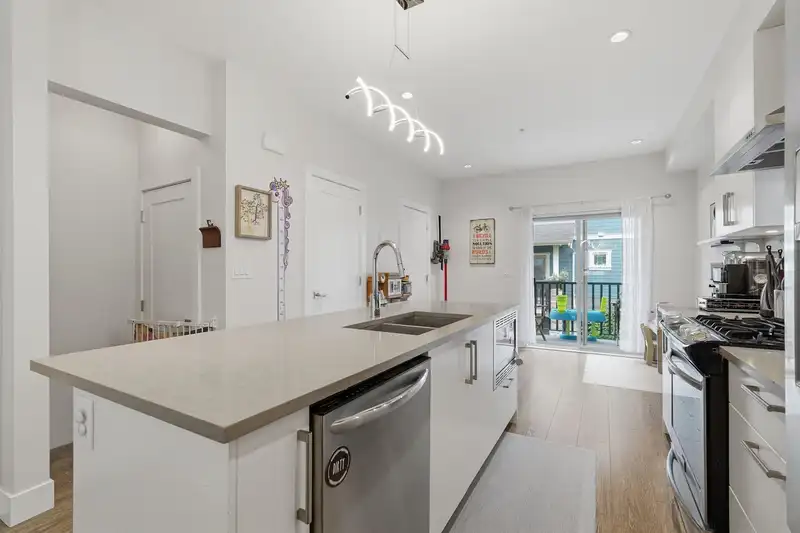 23 843 EWEN AVENUE - photo 3 of 26