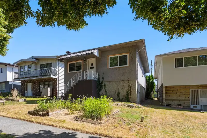 3186 E 28TH AVENUE - photo 3 of 40