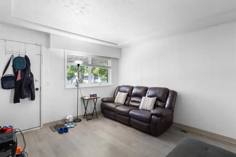 3186 E 28TH AVENUE - photo 4 of 40