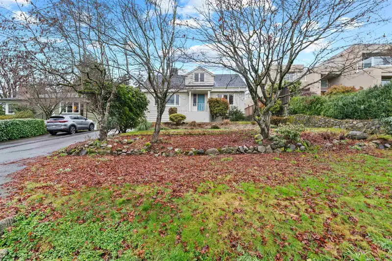 2187 KINGS AVENUE - photo 1 of 16
