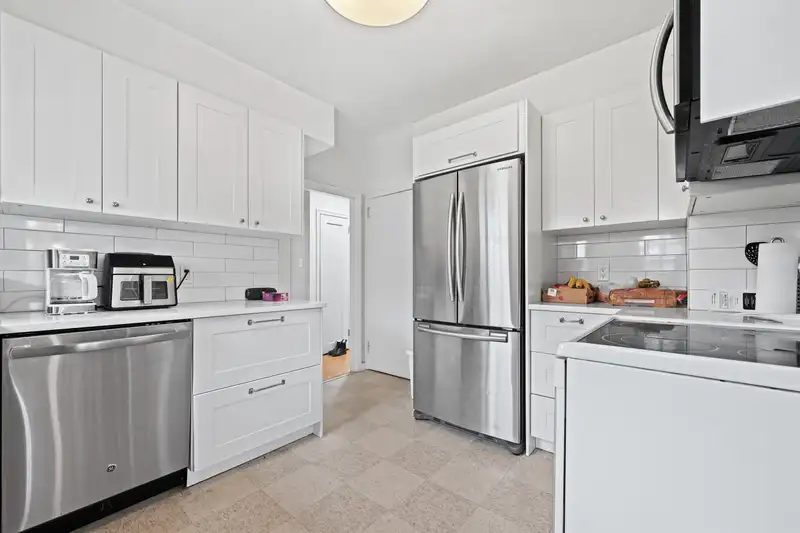 2187 KINGS AVENUE - photo 2 of 16