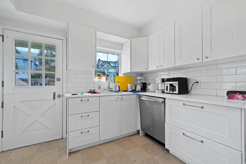 2187 KINGS AVENUE - photo 3 of 16