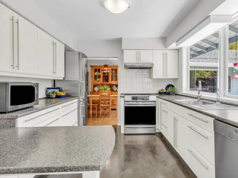 72 GLENGARRY CRESCENT - photo 4 of 26