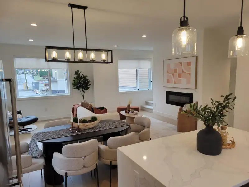 10 1641 KING CRESCENT - photo 2 of 8