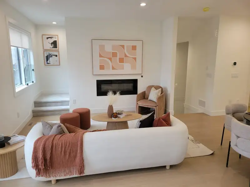 10 1641 KING CRESCENT - photo 3 of 8