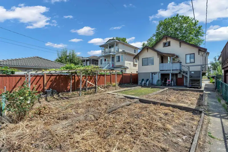 3015 E 19TH AVENUE - photo 3 of 18
