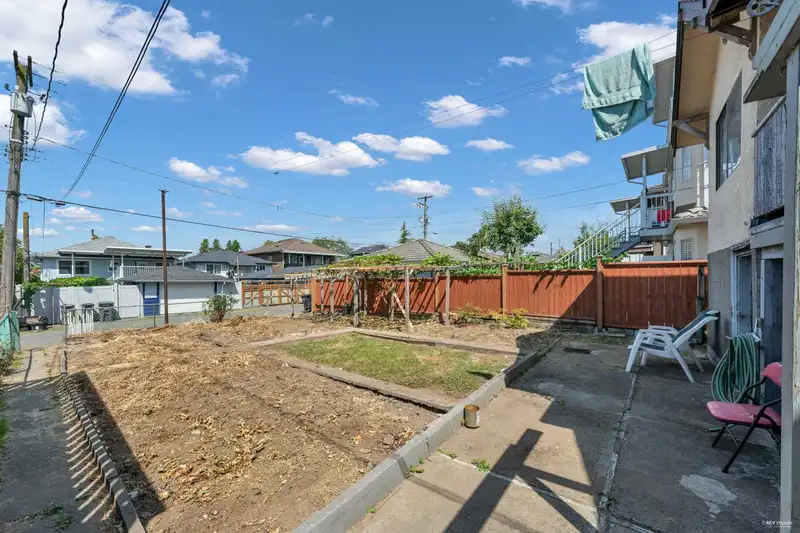3015 E 19TH AVENUE - photo 4 of 18